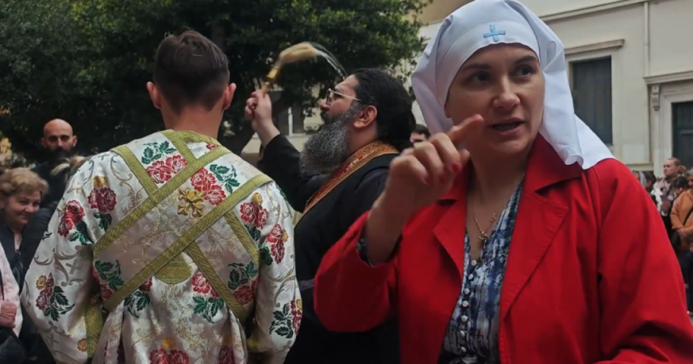 Πρώτη Ανάσταση στη ρωσική εκκλησία της Φιλελλήνων: Με μπότια, κρότους, βάγια και χορωδία [βίντεο]